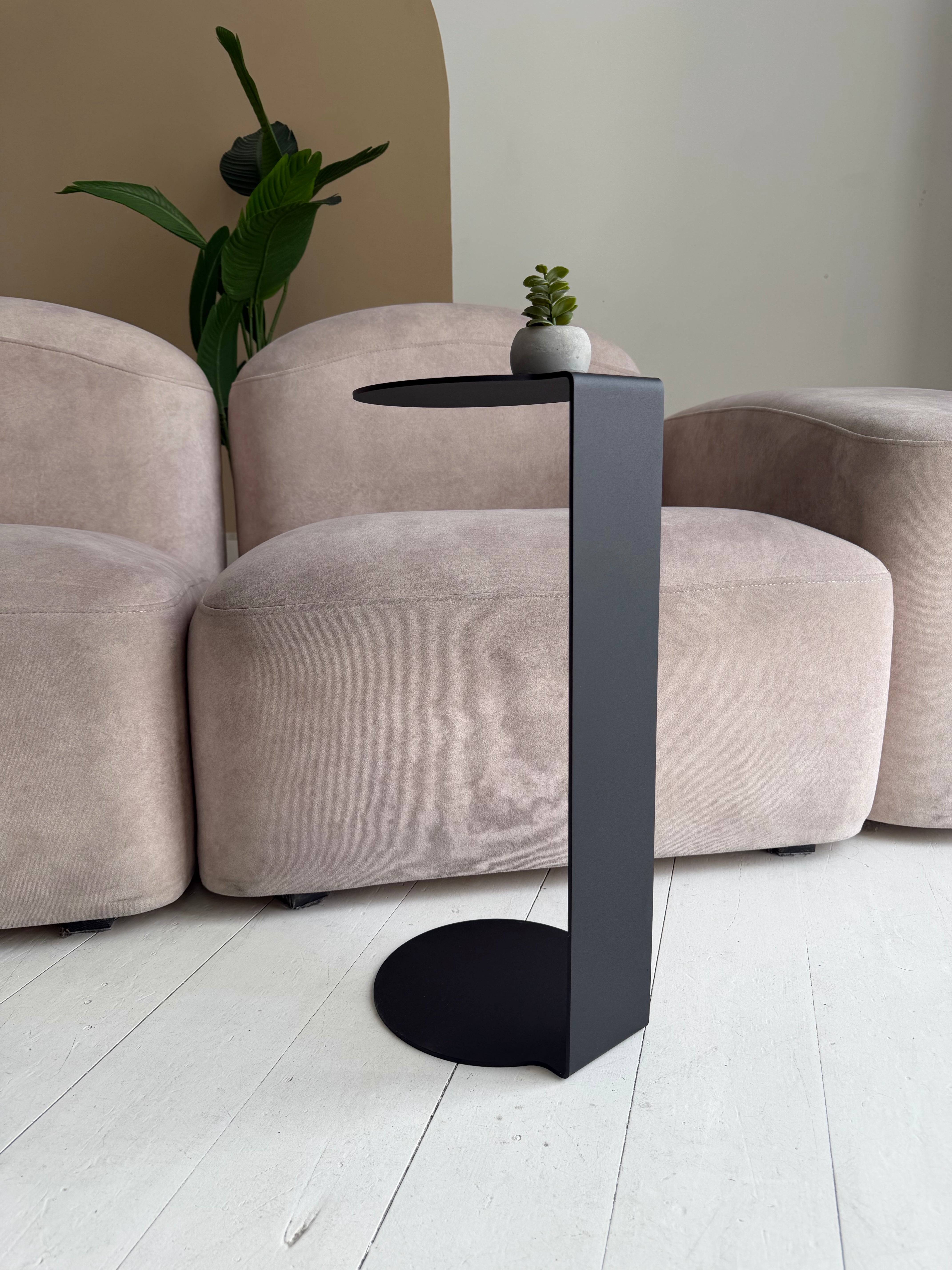 Round Metal Side Table – Minimalist Powder-Coated Steel, Black or White