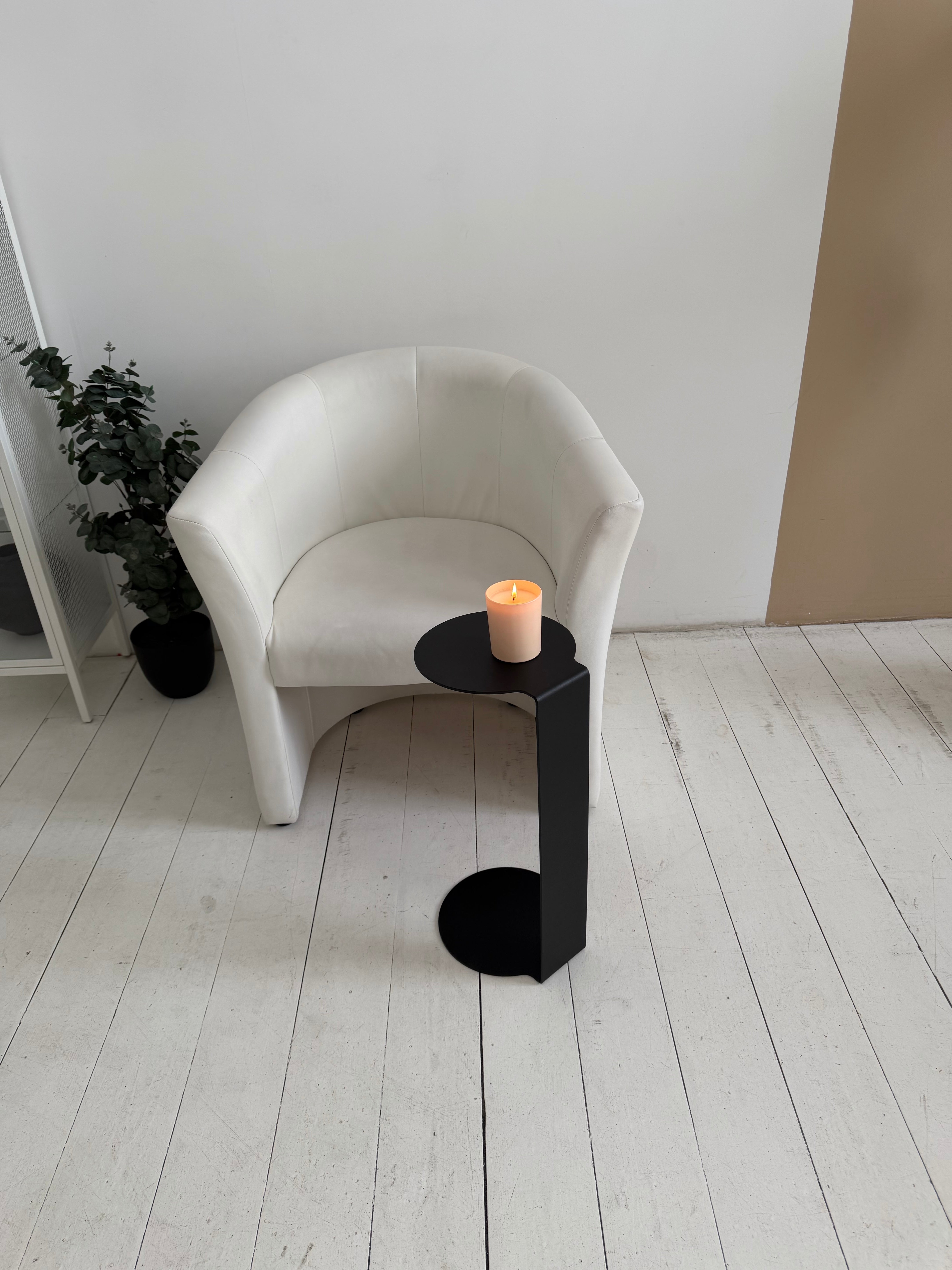 Tavolino rotondo in metallo – Acciaio verniciato a polvere minimalista, nero o bianco