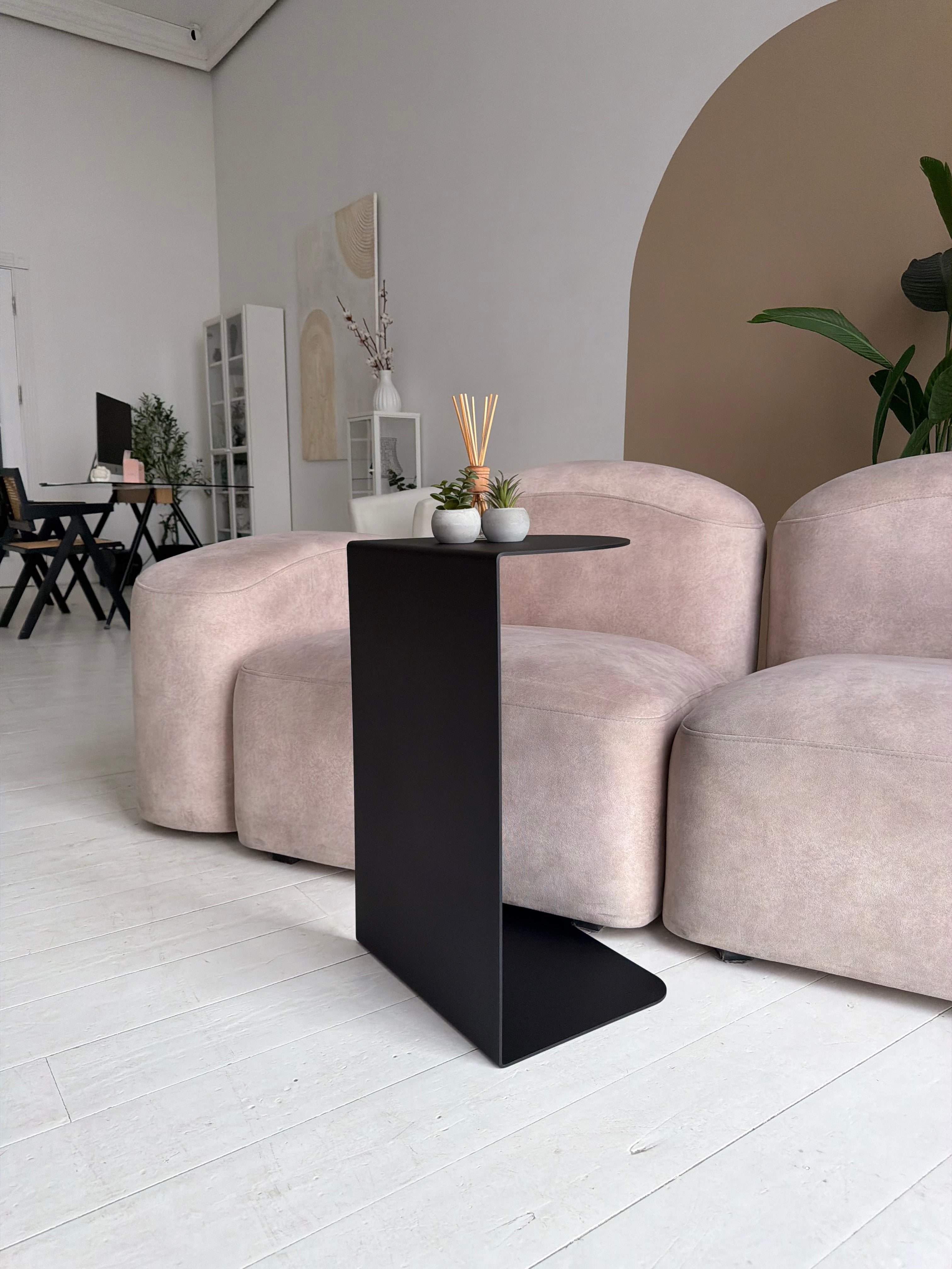 Tavolino da caffè minimalista in metallo