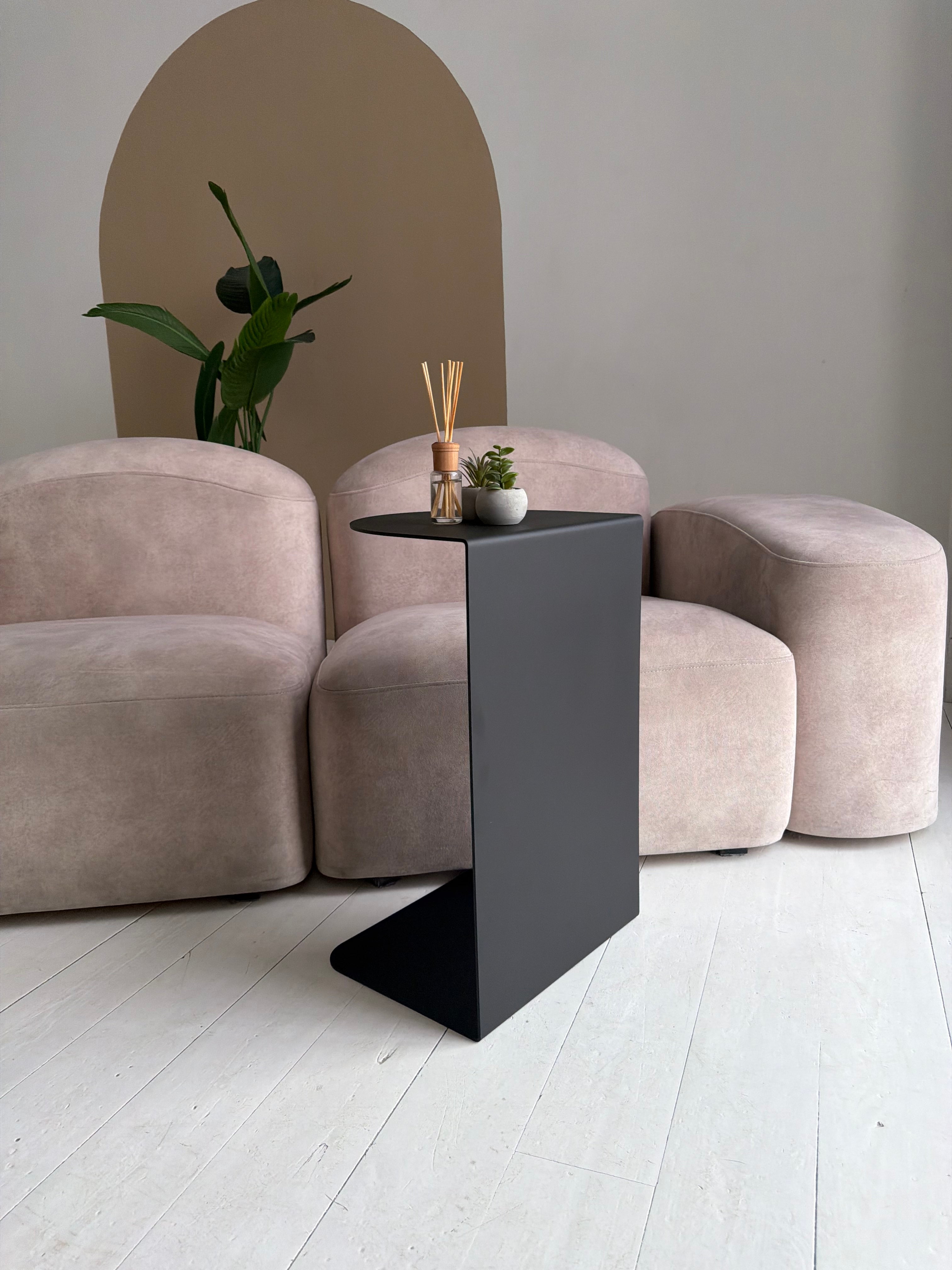 Tavolino da caffè minimalista in metallo
