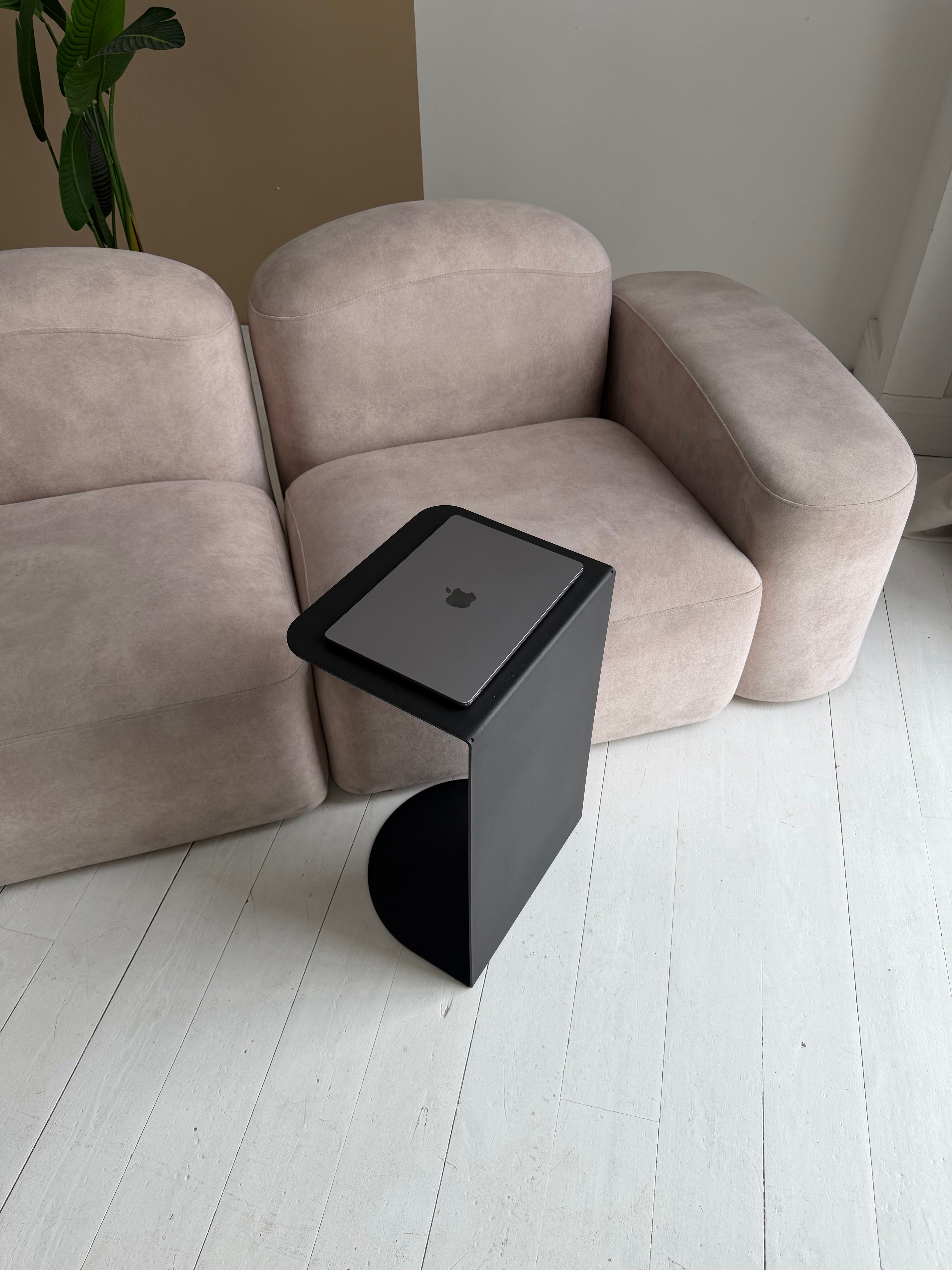 Tavolino da caffè minimalista in metallo