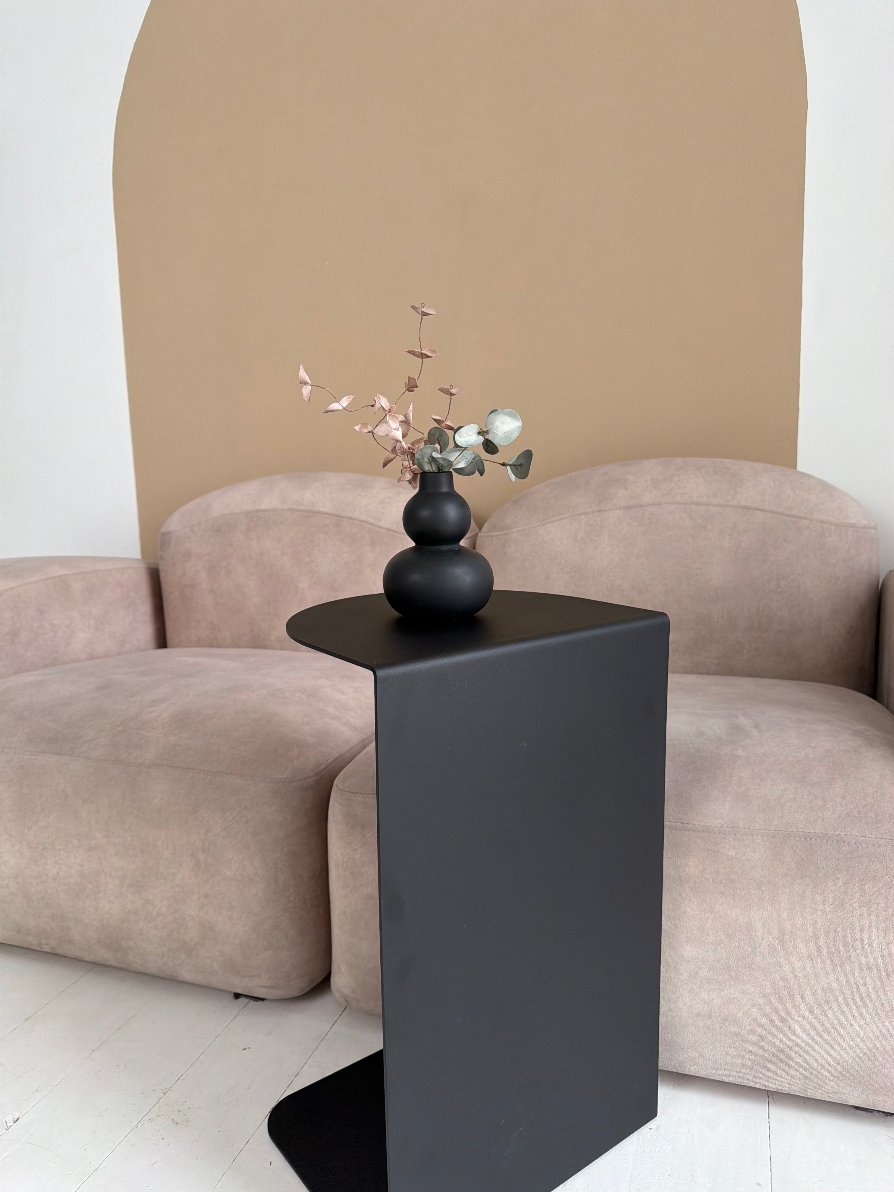 Tavolino da caffè minimalista in metallo