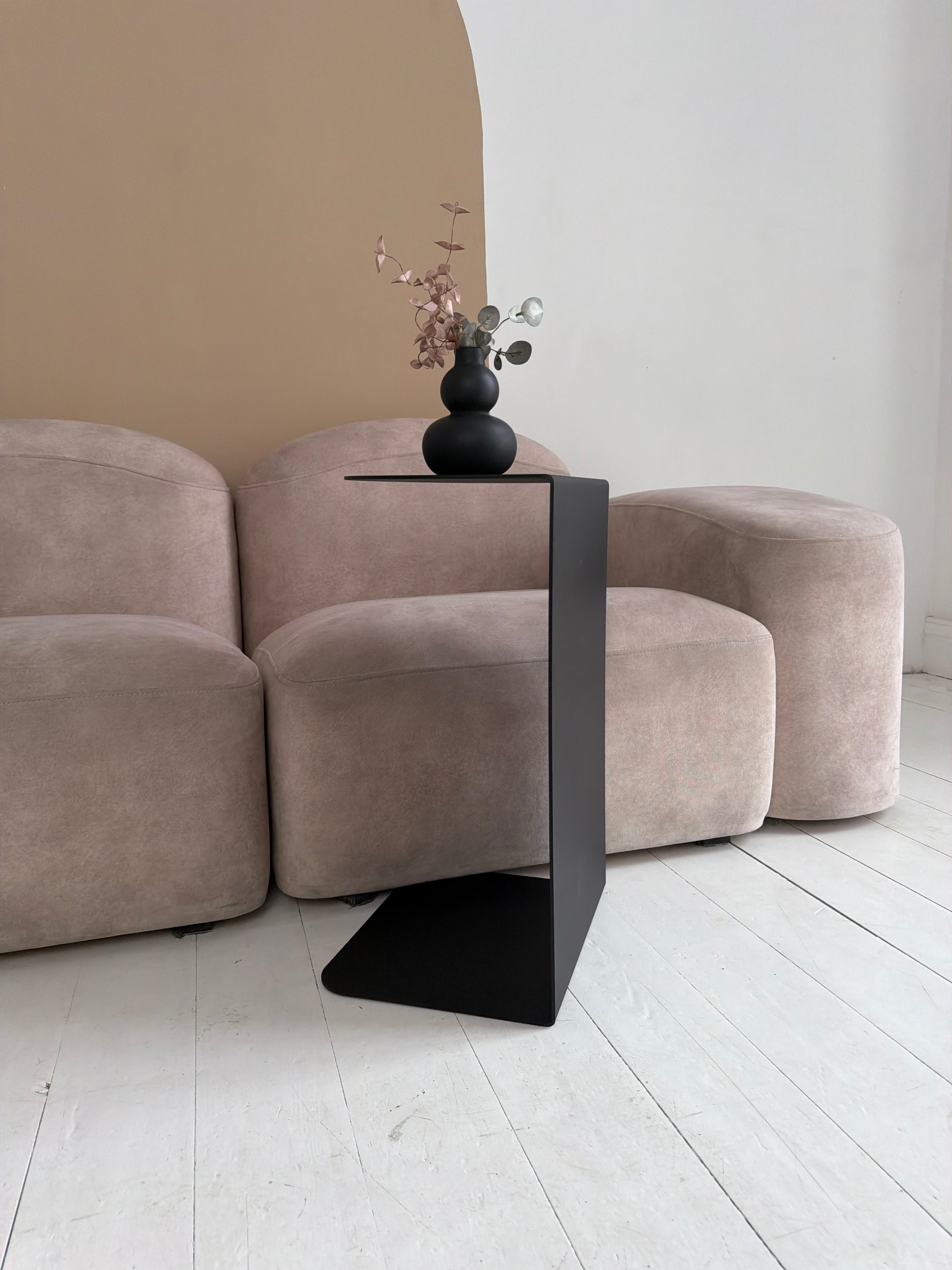 Tavolino da caffè minimalista in metallo