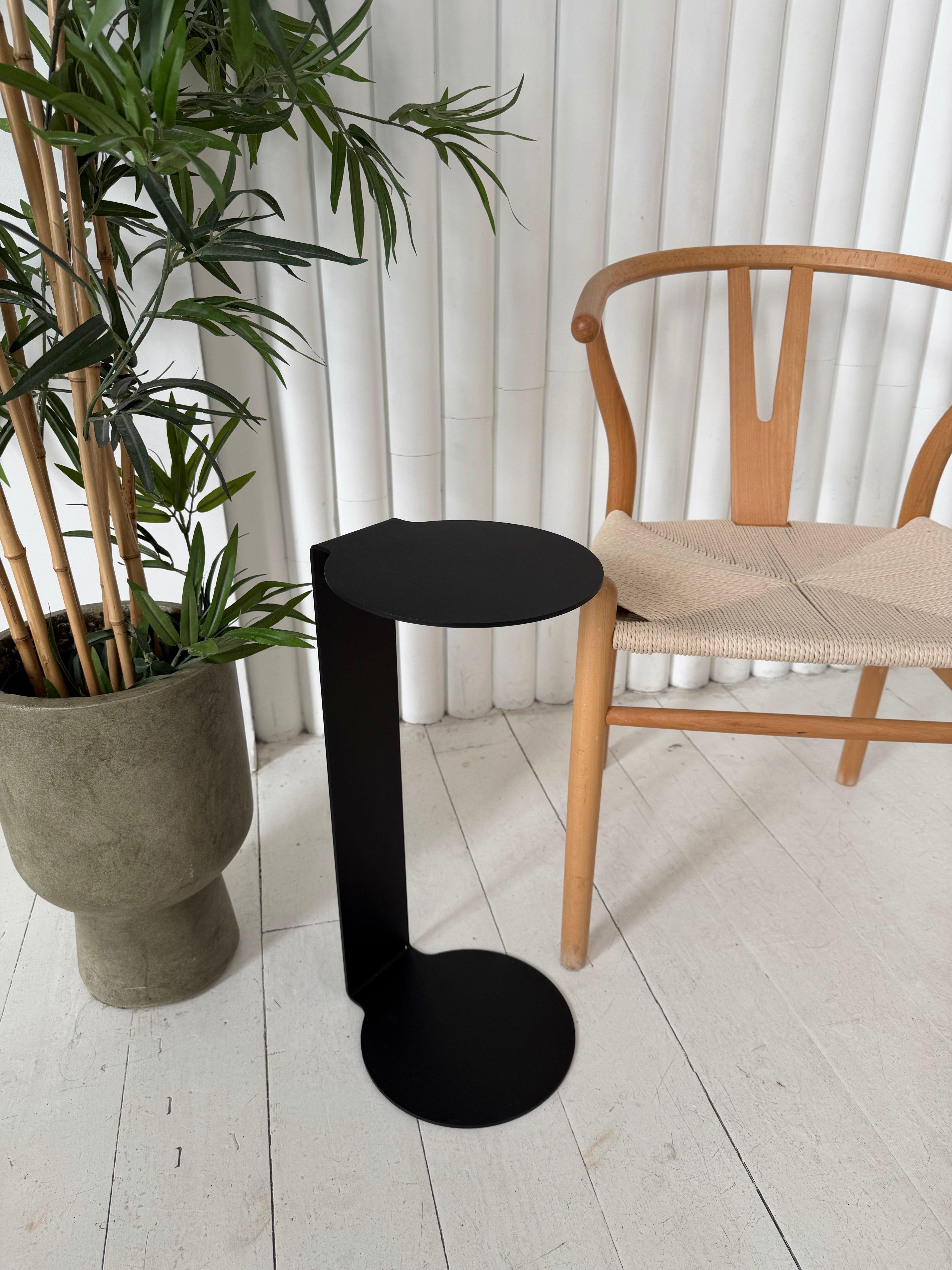 Round Metal Side Table – Minimalist Powder-Coated Steel, Black or White
