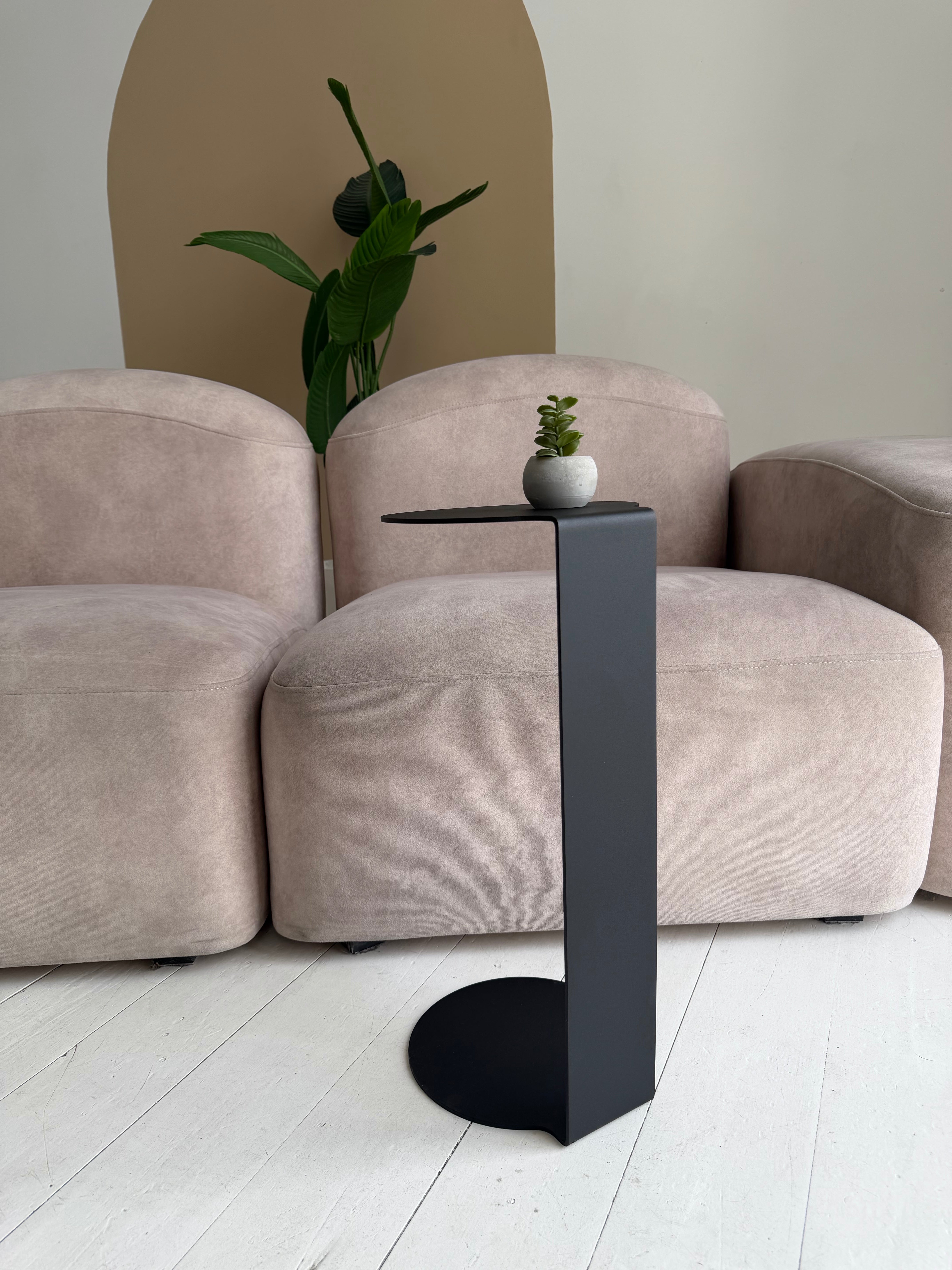 Tavolino rotondo in metallo – Acciaio verniciato a polvere minimalista, nero o bianco