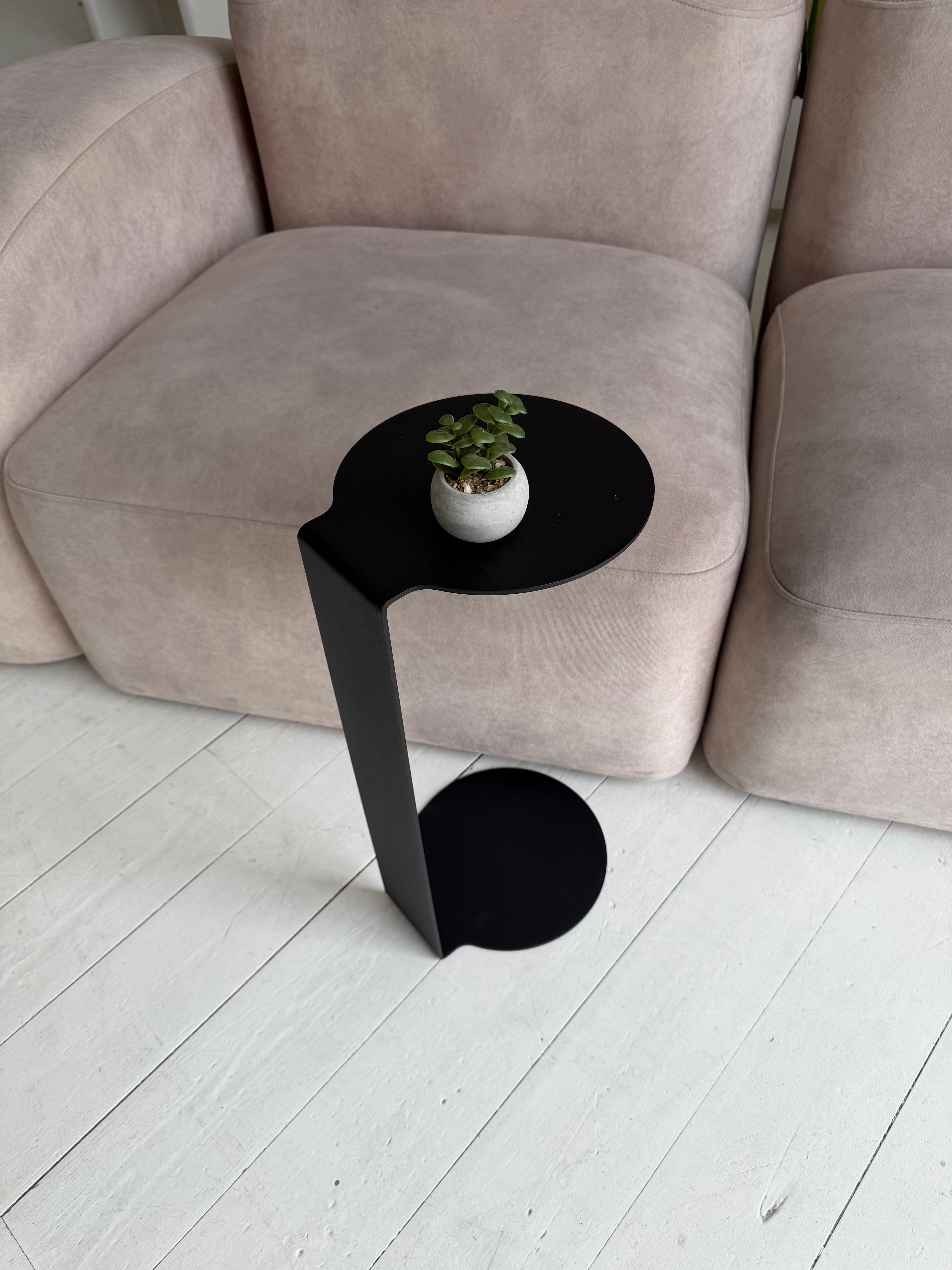 Tavolino rotondo in metallo – Acciaio verniciato a polvere minimalista, nero o bianco