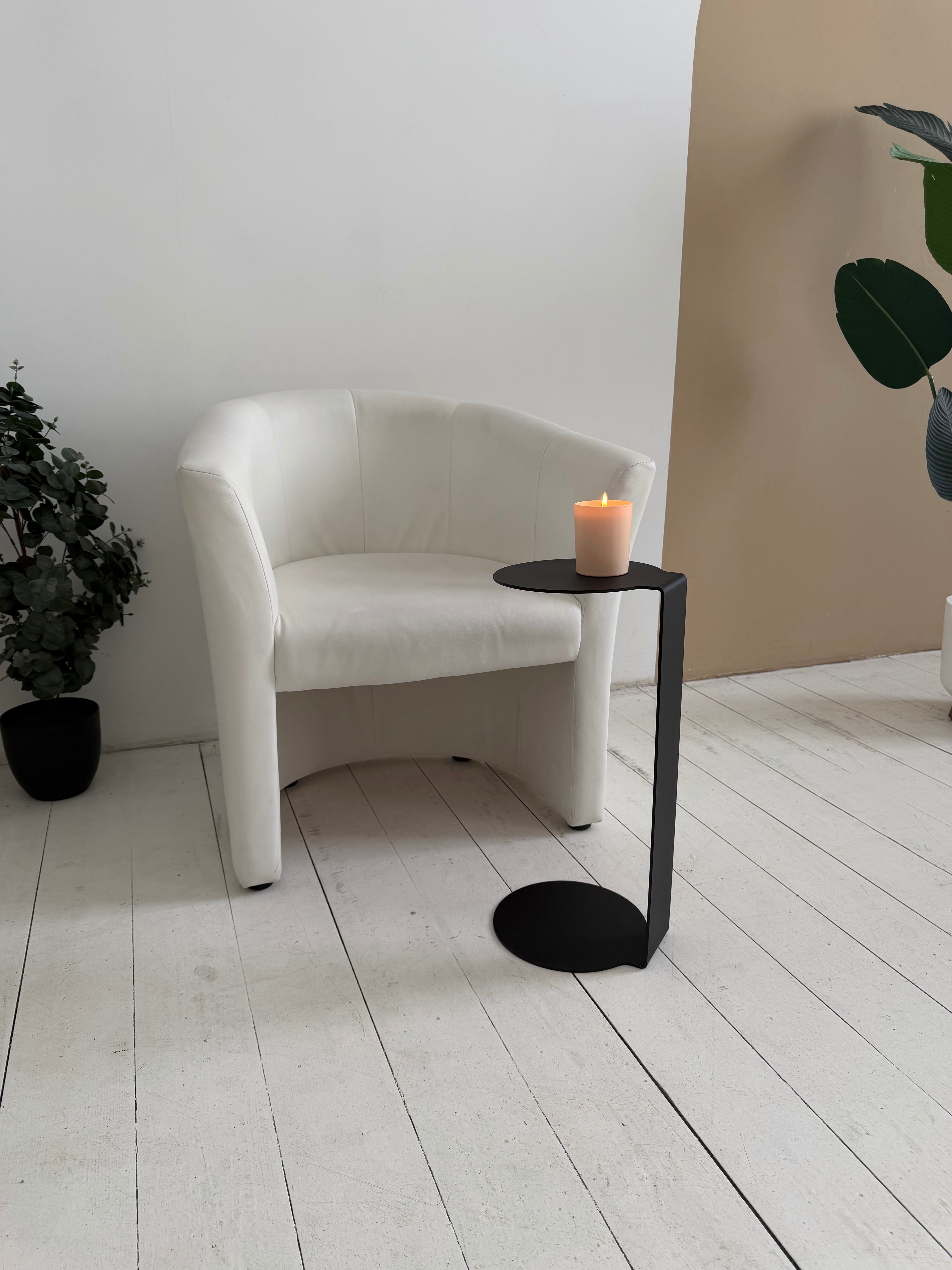 Tavolino rotondo in metallo – Acciaio verniciato a polvere minimalista, nero o bianco