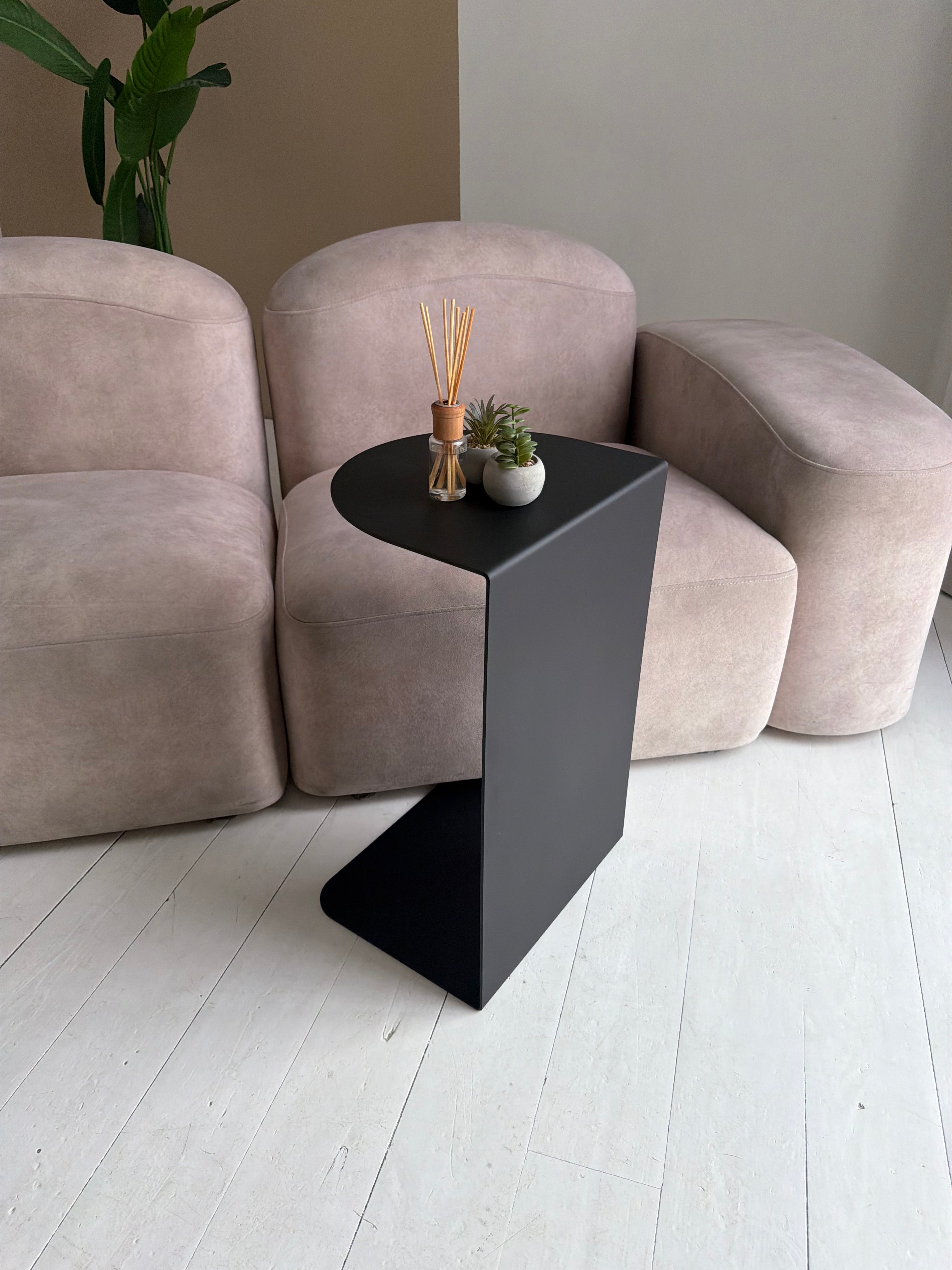 Tavolino da caffè minimalista in metallo