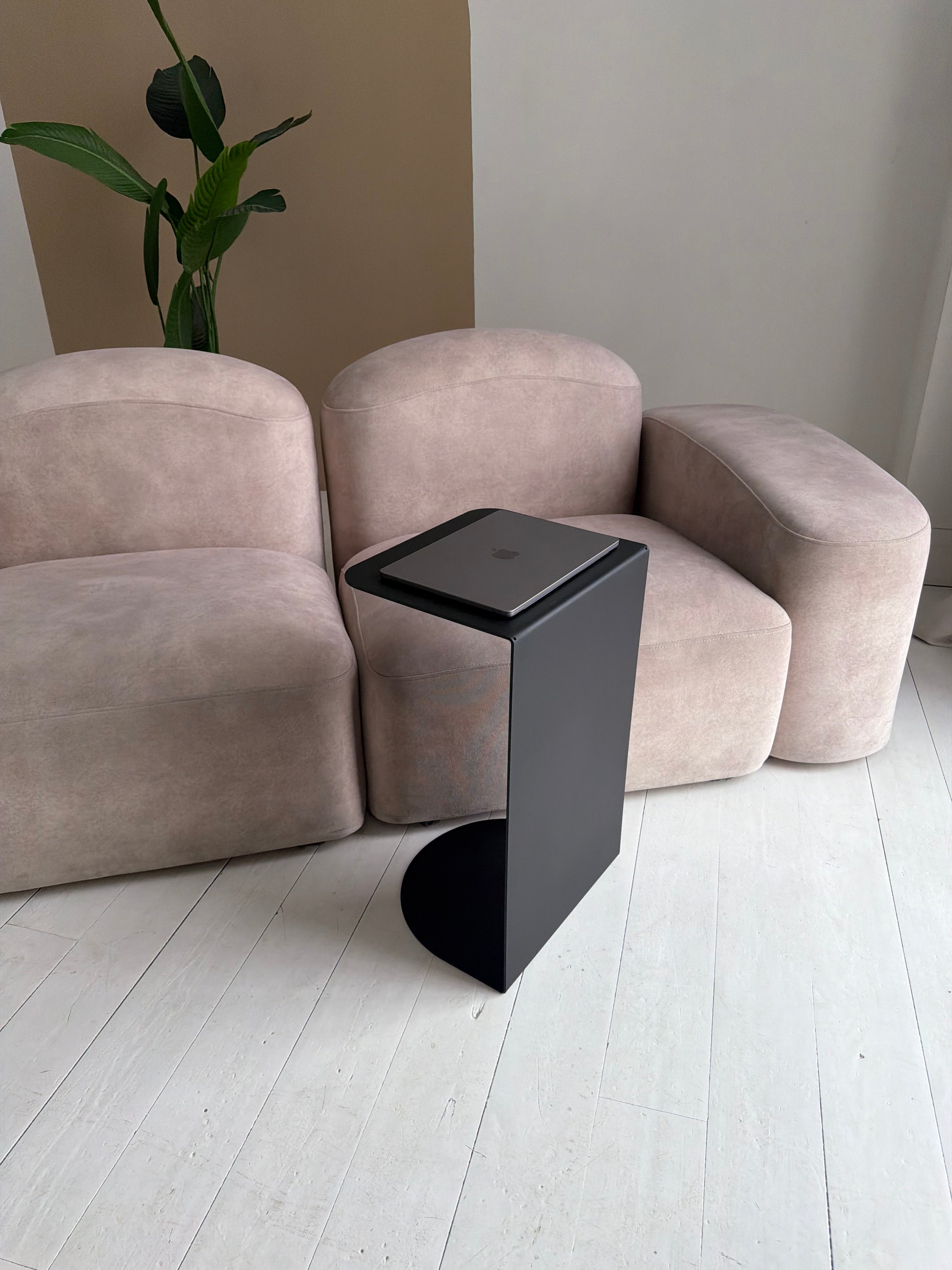 Tavolino da caffè minimalista in metallo