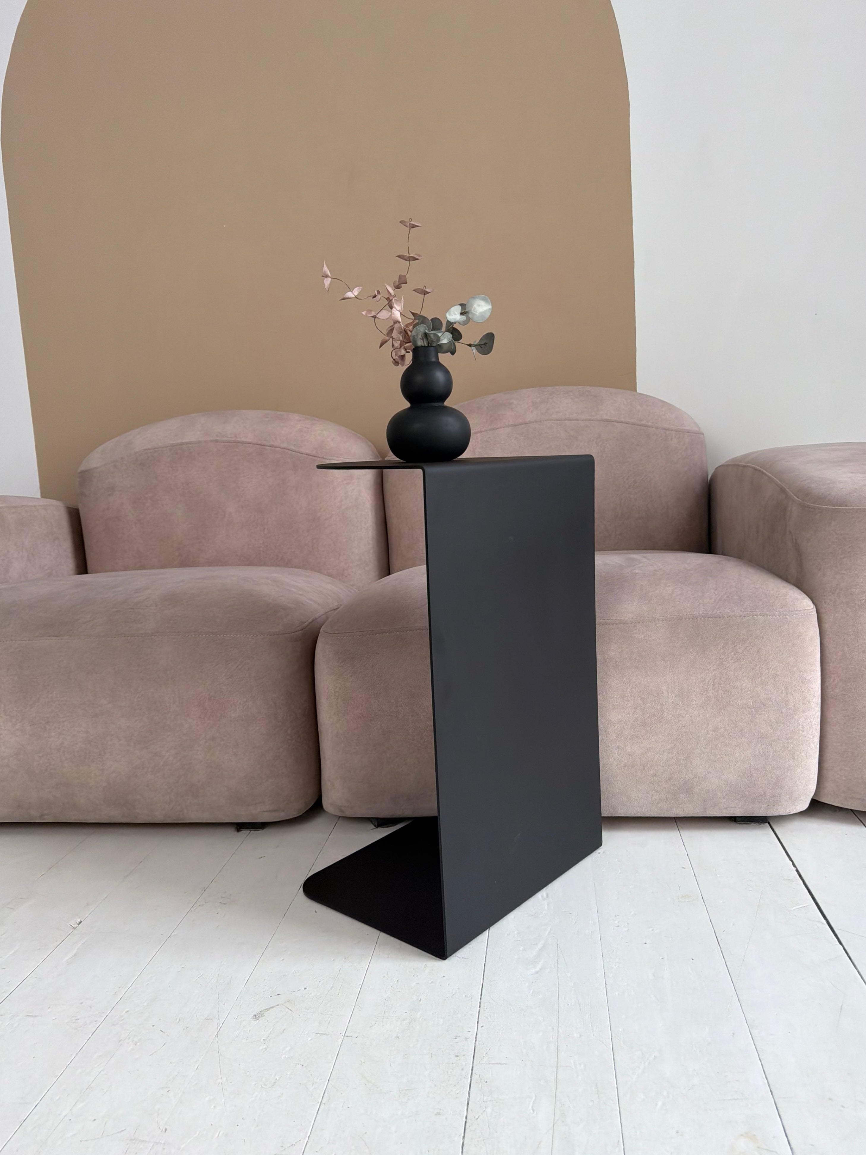 Tavolino da caffè minimalista in metallo