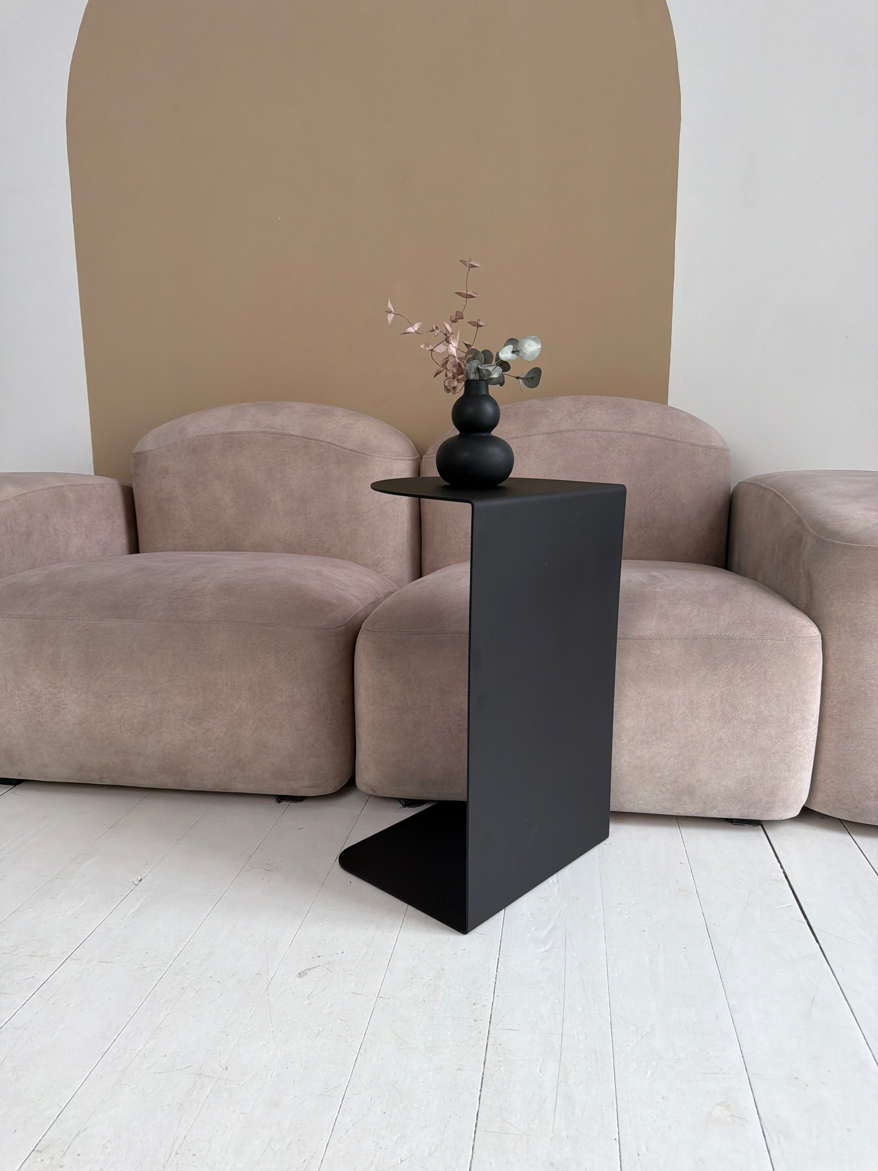 Tavolino da caffè minimalista in metallo
