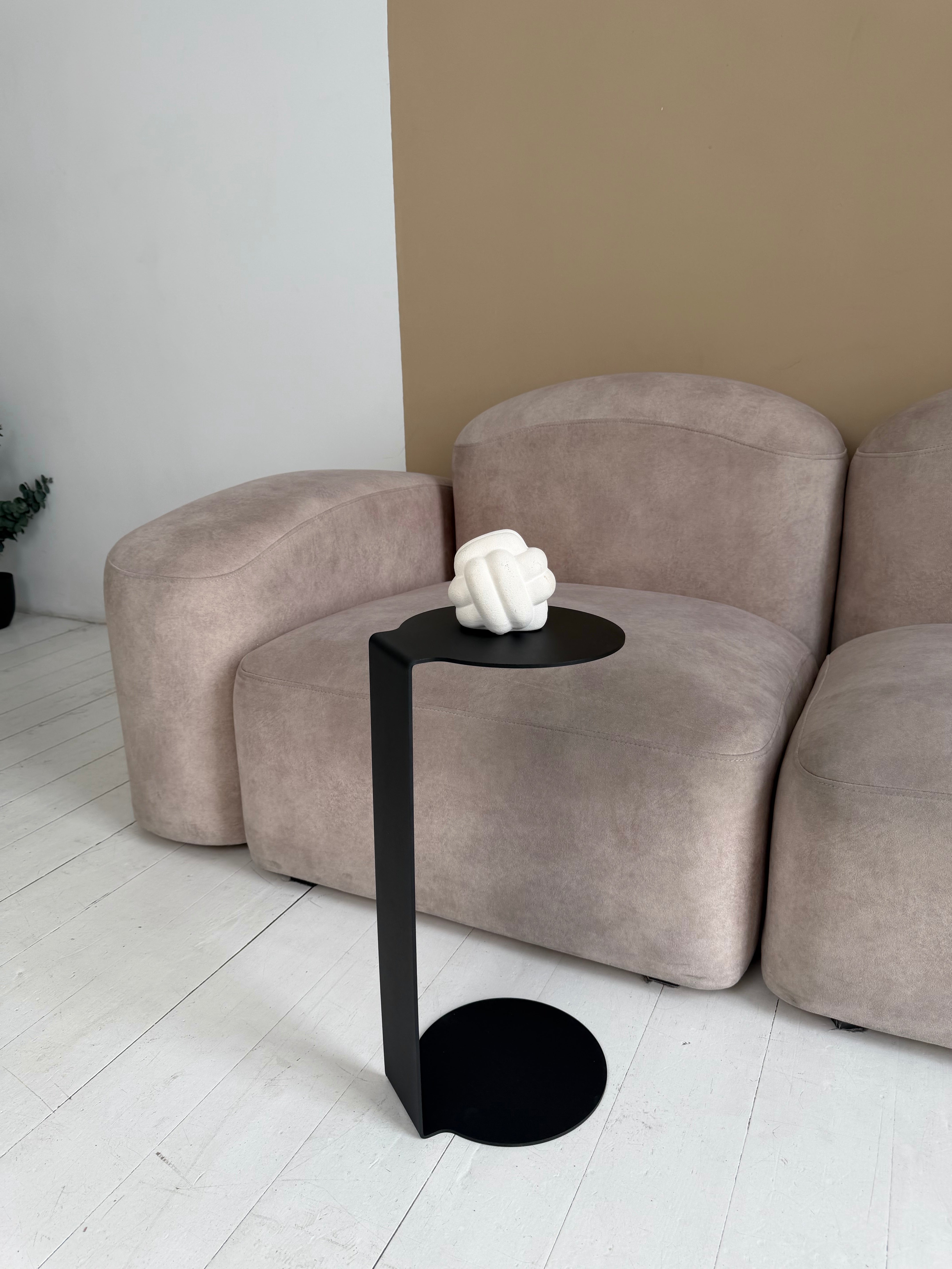 Tavolino rotondo in metallo – Acciaio verniciato a polvere minimalista, nero o bianco
